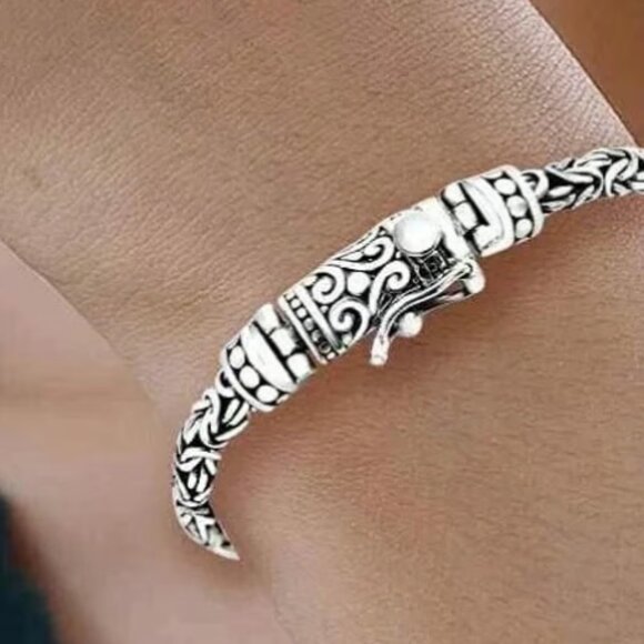 Bali Legacy Sterling Silver Oval Shape Borobudur Bracelet (6.50 In) (15 g) - Picture 1 of 6